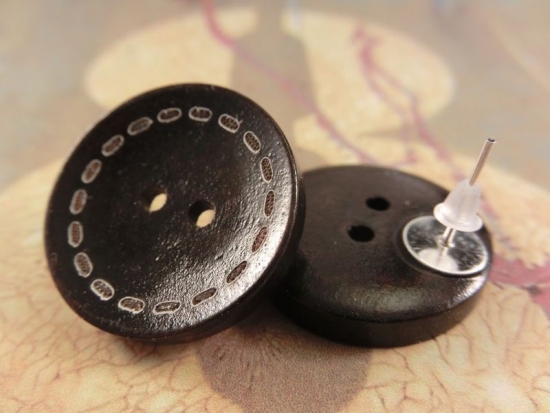 Preview: Holzknopf Ohrringe Naht Gravur Holz Natur